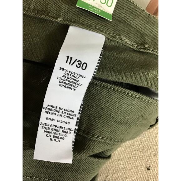 Re Generation Women Mid Rise Flare “Flower” Army Green Pants Sz. 11/30 NWT - Picture 10 of 11